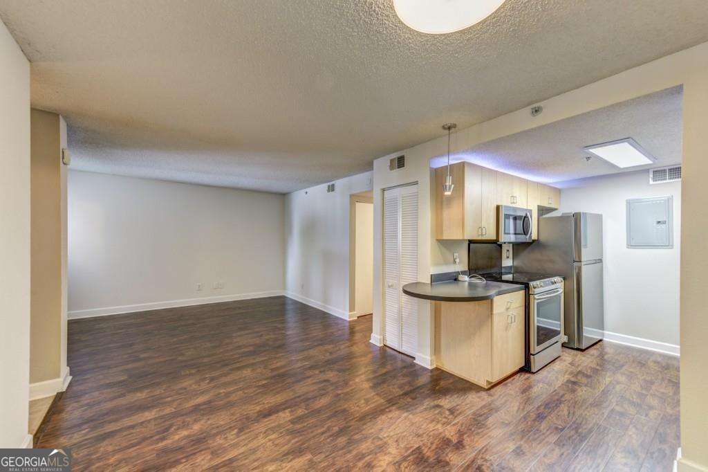 2 bedroom, 1 bathroom, 790 sq ft condominium for sale at 381 Ralph McGill Boulevard E, Atlanta, GA 30312 — photo 2