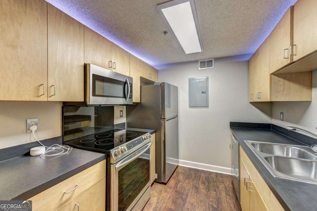2 bedroom, 1 bathroom, 790 sq ft condominium for sale at 381 Ralph McGill Boulevard E, Atlanta, GA 30312 — photo 3