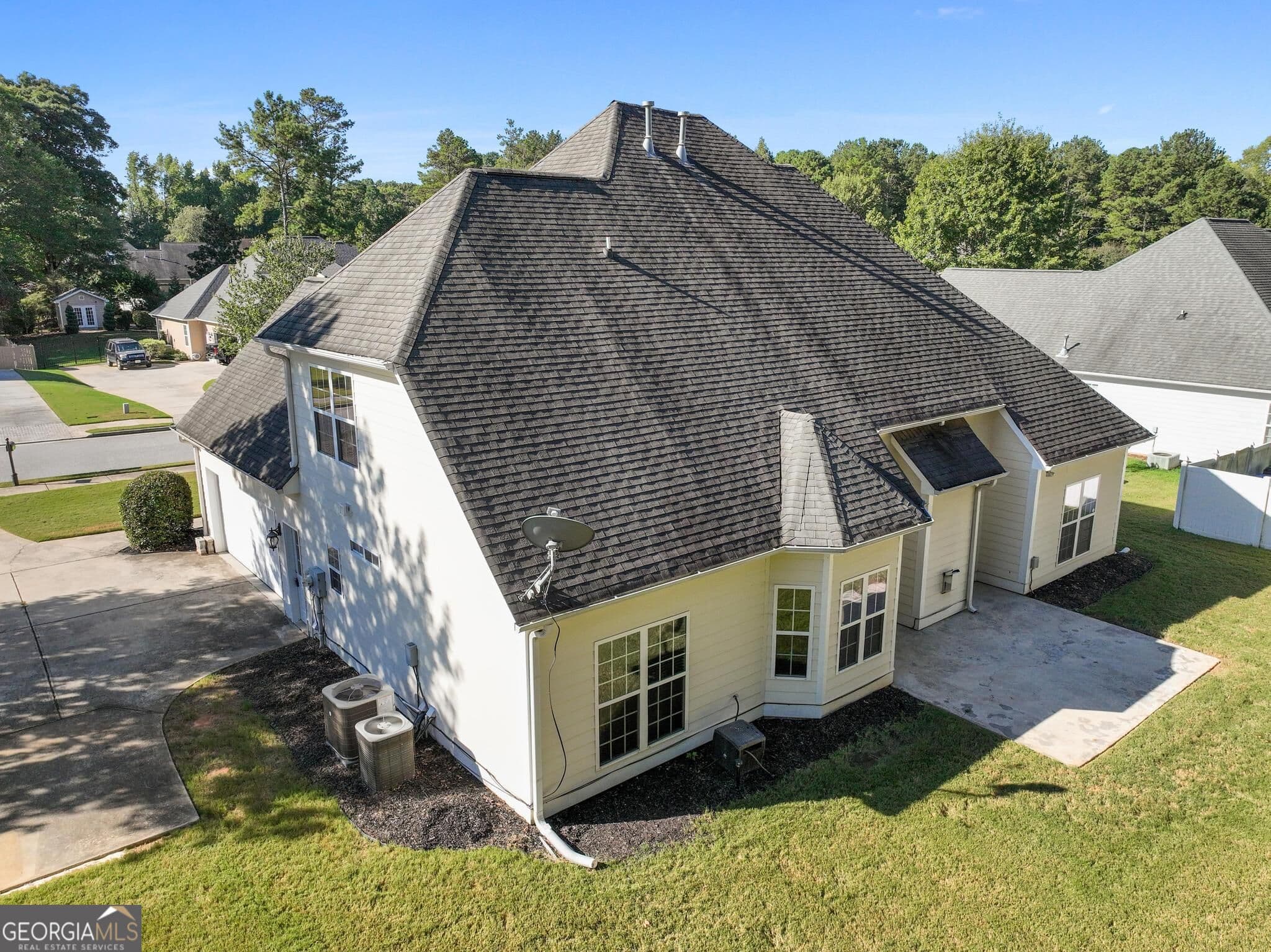 4 bedroom, 3 bathroom, 2,416 sq ft single family residence for sale at 205 Keaton Drive, Fayetteville, GA 30215 — photo 4