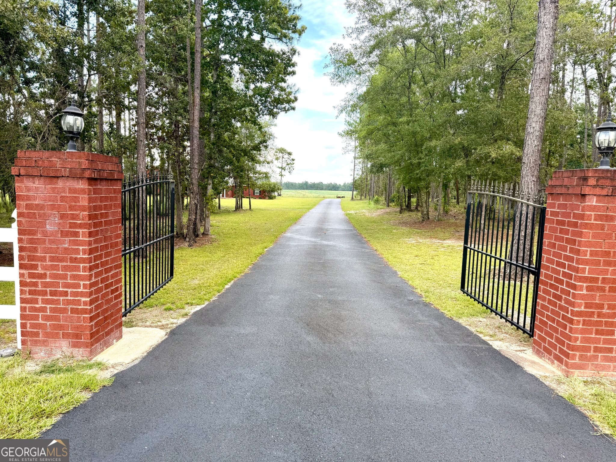 3 bedroom, 2 bathroom, 2,526 sq ft single family residence for sale at 341 GA Hwy 135, Vidalia, GA 30474 — photo 2