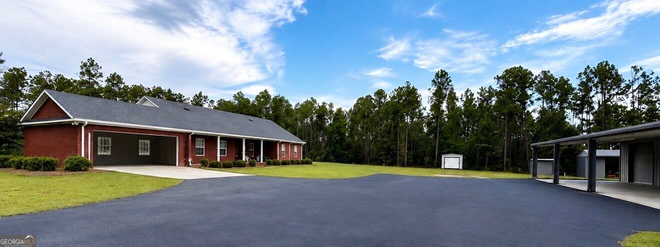 3 bedroom, 2 bathroom, 2,526 sq ft single family residence for sale at 341 GA Hwy 135, Vidalia, GA 30474 — photo 3
