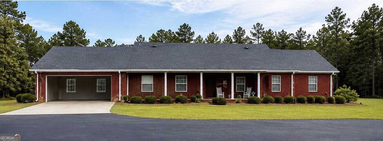 3 bedroom, 2 bathroom, 2,526 sq ft single family residence for sale at 341 GA Hwy 135, Vidalia, GA 30474 — photo 4