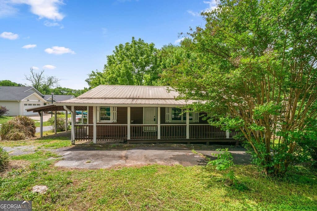 3 bedroom, 1 bathroom, 988 sq ft single family residence sold at 104 Elm Street, Adairsville, GA 30103