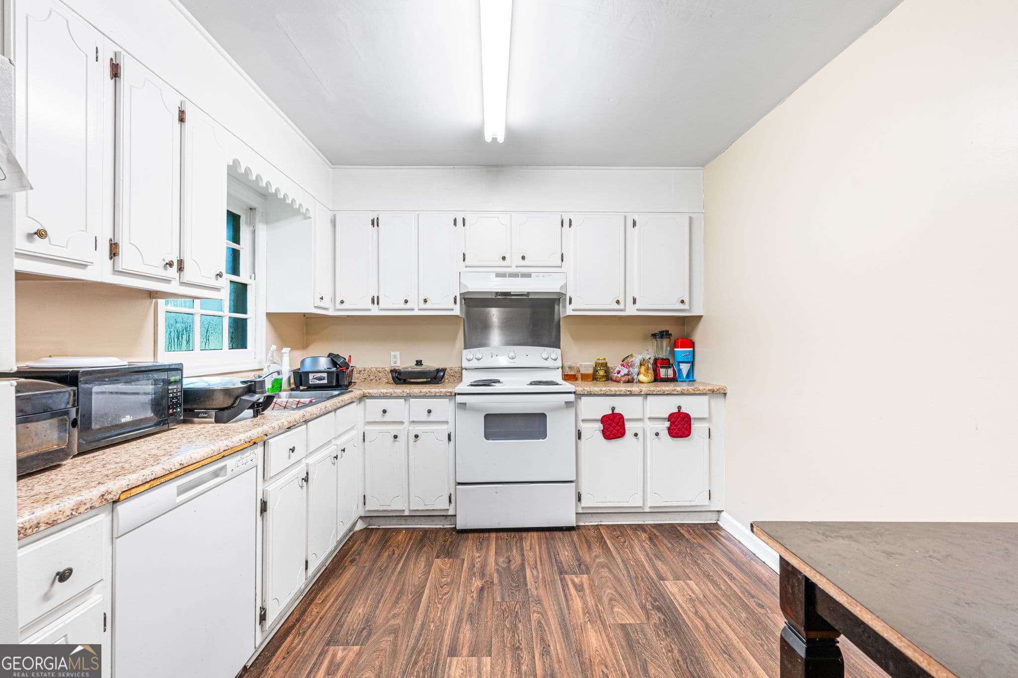 3 bedroom, 2 bathroom, 1,296 sq ft single family residence for sale at 402 Schley Street, Fort Valley, GA 31030 — photo 6