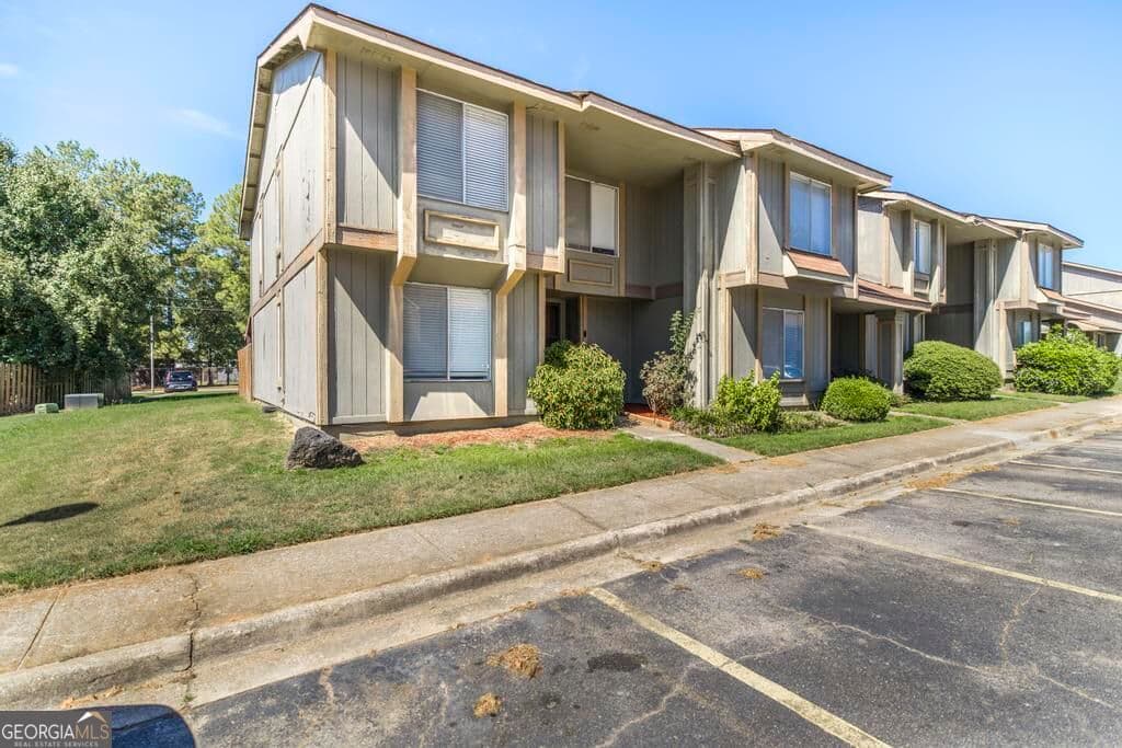 3 bedroom, 2.5 bathroom, 1,582 sq ft townhouse for sale at 140 Stoneridge Drive, Warner Robins, GA 31088 — photo 2