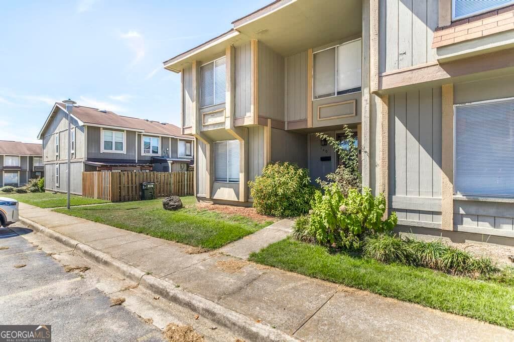 3 bedroom, 2.5 bathroom, 1,582 sq ft townhouse for sale at 140 Stoneridge Drive, Warner Robins, GA 31088 — photo 3