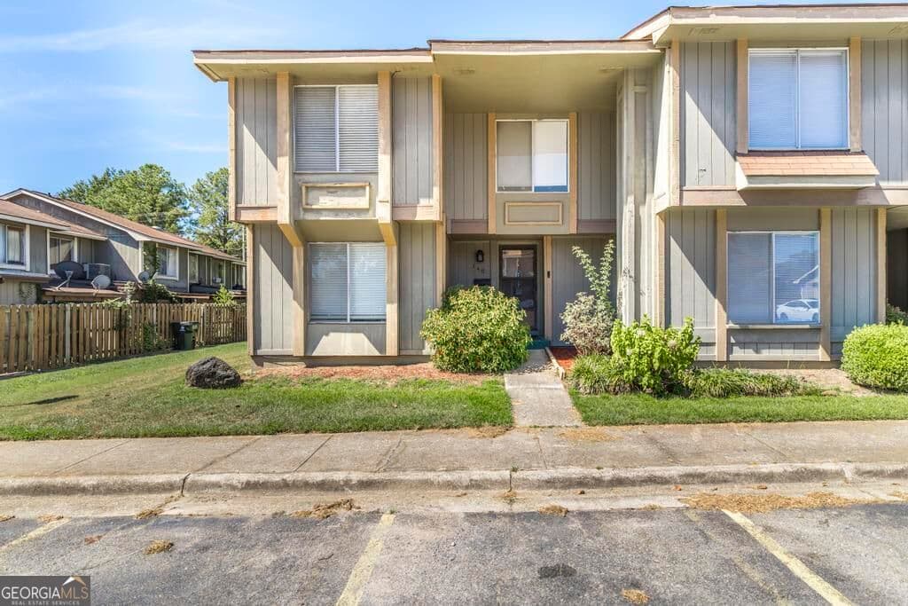 3 bedroom, 2.5 bathroom, 1,582 sq ft townhouse for sale at 140 Stoneridge Drive, Warner Robins, GA 31088 — photo 1 of 32