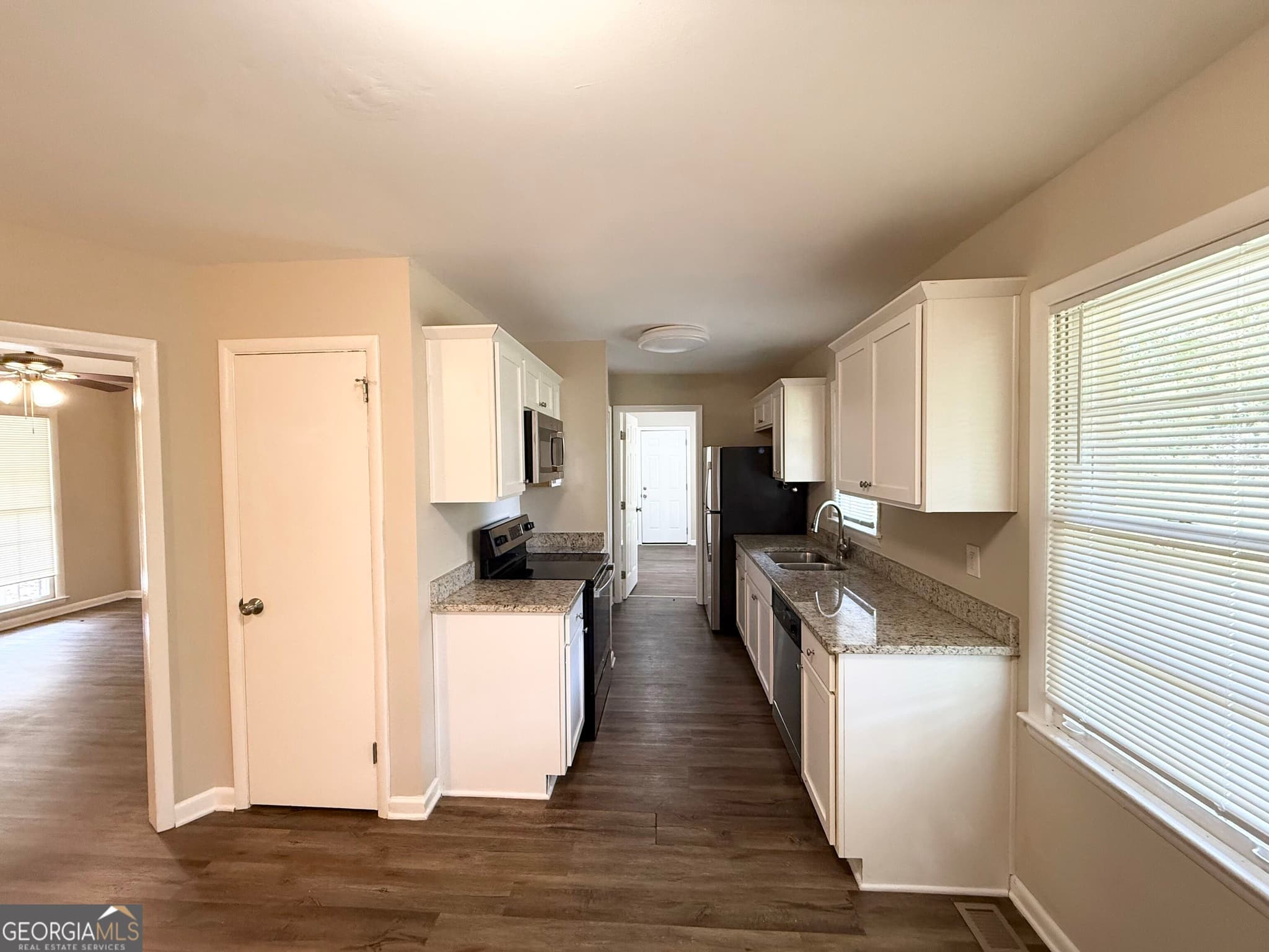 4 bedroom, 2 bathroom, 1,195 sq ft single family residence for sale at 411 Pineland Road, Mableton, GA 30126 — photo 4