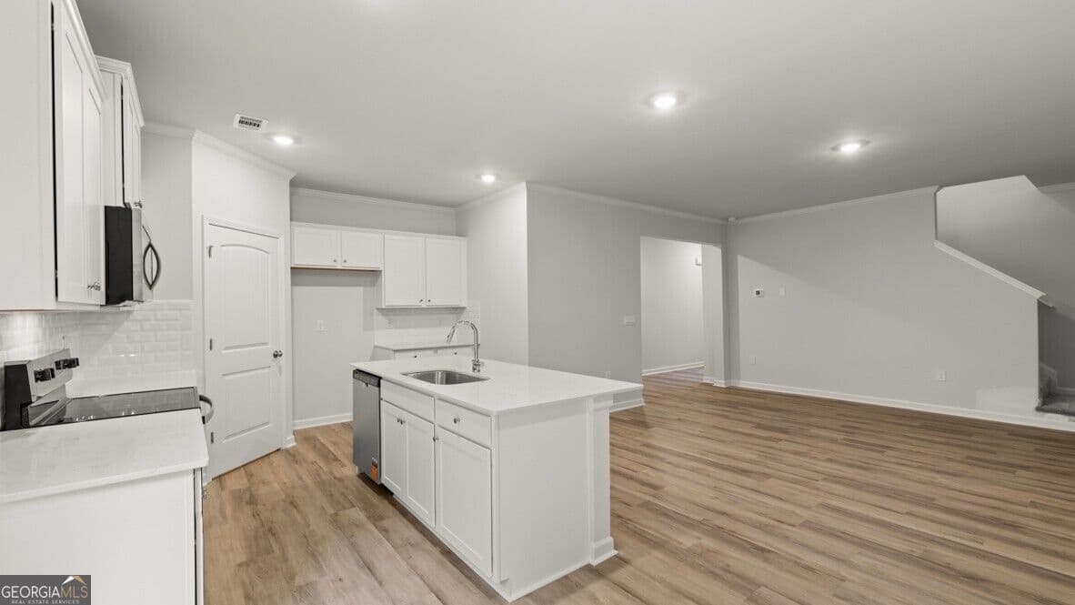 3 bedroom, 2.5 bathroom, 1,877 sq ft townhouse for sale at 6521 Parsons Street, Flowery Branch, GA 30542 — photo 7