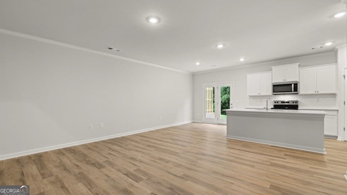 3 bedroom, 2.5 bathroom, 1,877 sq ft townhouse for sale at 6521 Parsons Street, Flowery Branch, GA 30542 — photo 4