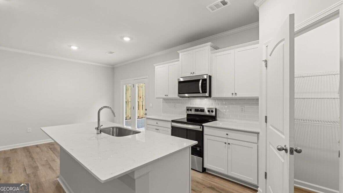 3 bedroom, 2.5 bathroom, 1,877 sq ft townhouse for sale at 6521 Parsons Street, Flowery Branch, GA 30542 — photo 8