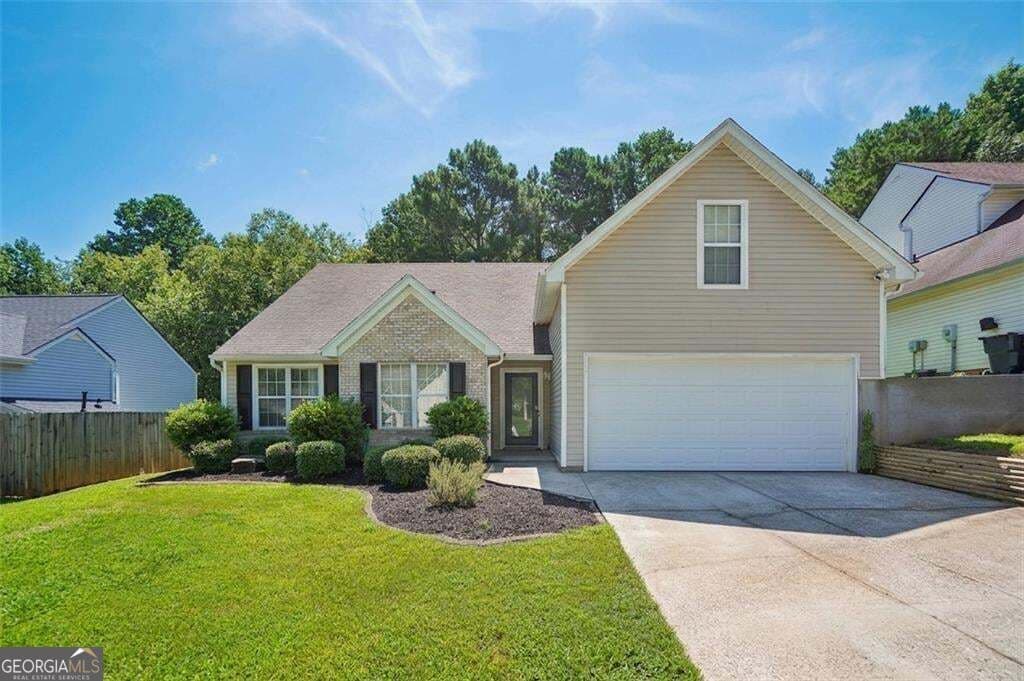 4 bedroom, 2 bathroom, 1,639 sq ft single family residence for sale at 1077 Woodsong Pass Court, Lawrenceville, GA 30043 — photo 2