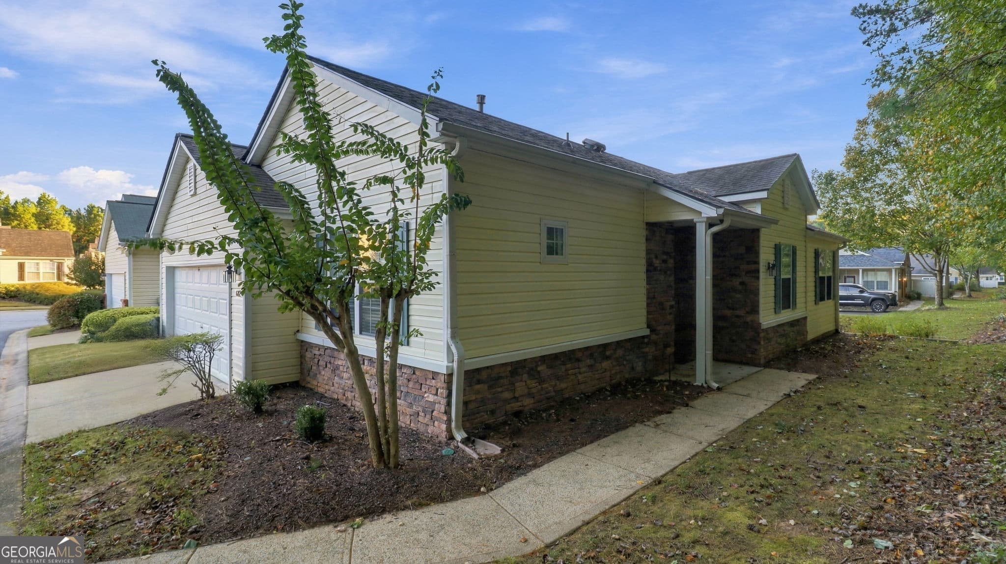 3 bedroom, 2 bathroom, 1,041 sq ft single family residence for sale at 682 Bedford Court, Woodstock, GA 30188 — photo 2