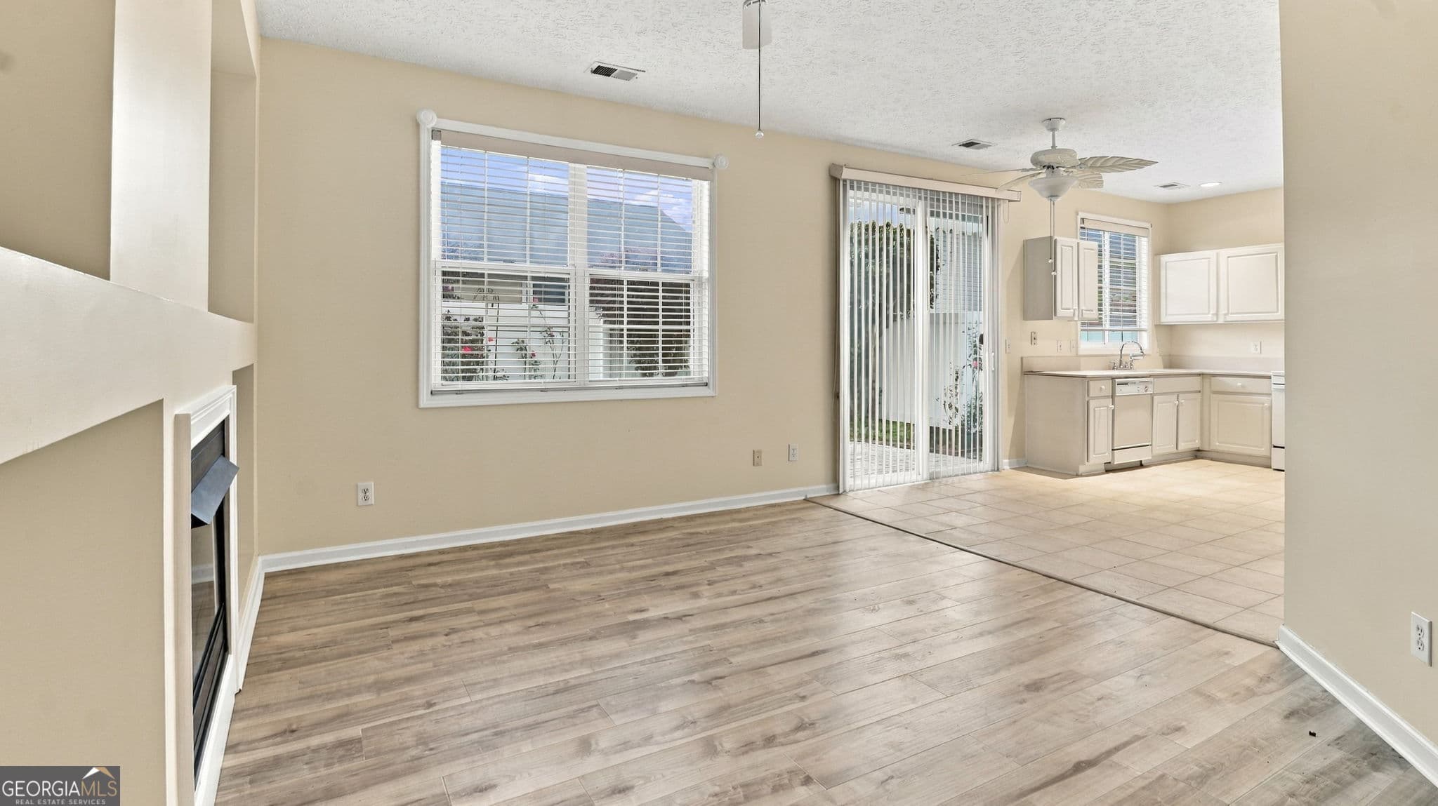 3 bedroom, 2 bathroom, 1,041 sq ft single family residence for sale at 682 Bedford Court, Woodstock, GA 30188 — photo 6
