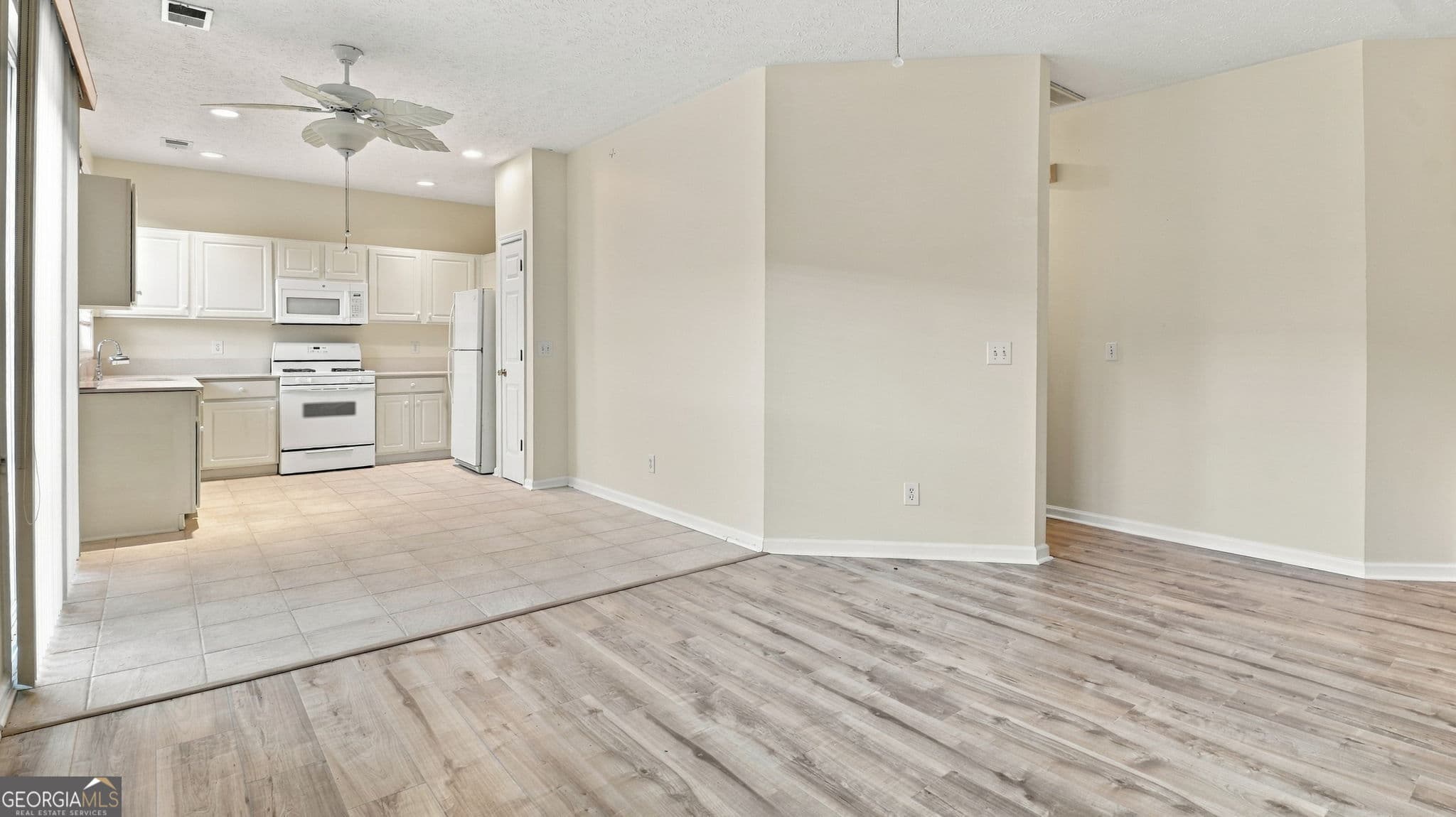 3 bedroom, 2 bathroom, 1,041 sq ft single family residence for sale at 682 Bedford Court, Woodstock, GA 30188 — photo 7