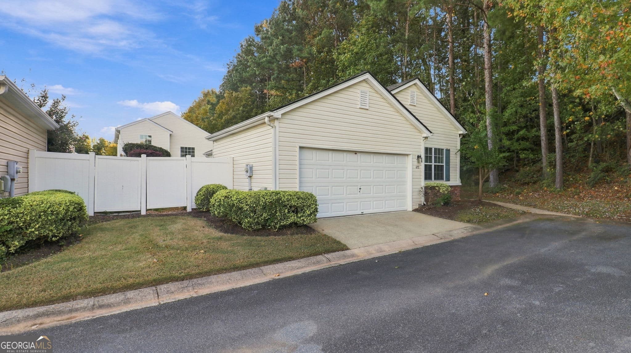 3 bedroom, 2 bathroom, 1,041 sq ft single family residence for sale at 682 Bedford Court, Woodstock, GA 30188 — photo 3