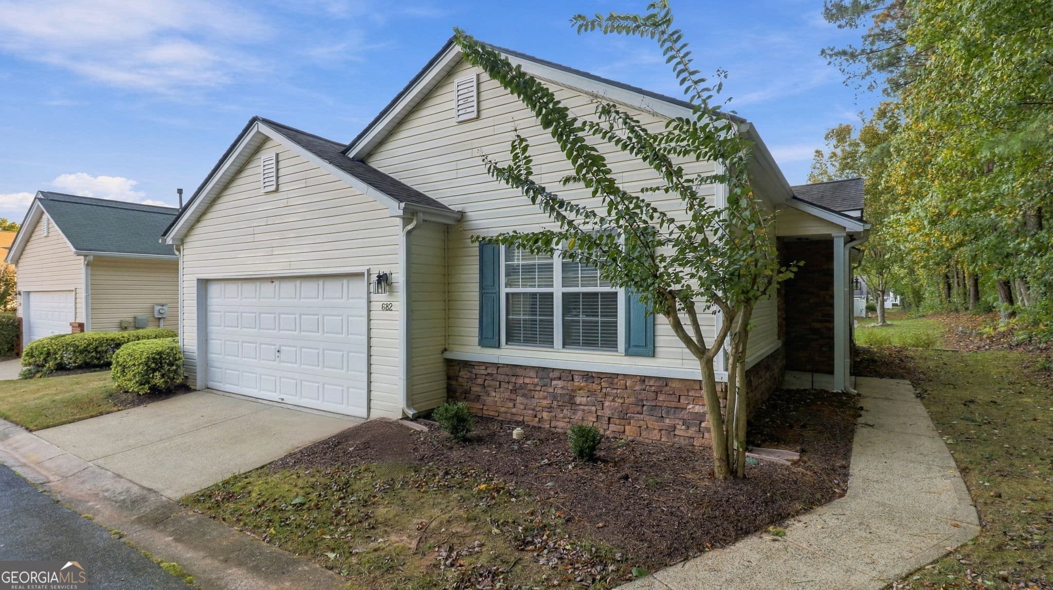 3 bedroom, 2 bathroom, 1,041 sq ft single family residence for sale at 682 Bedford Court, Woodstock, GA 30188 — photo 1 of 25