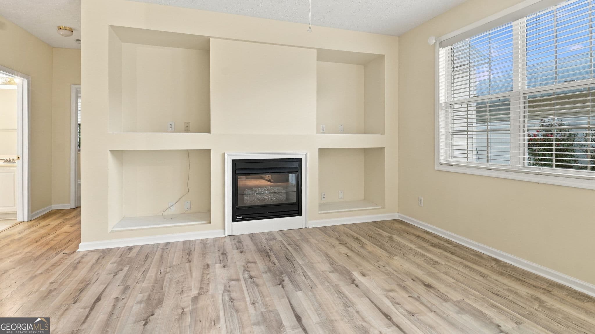 3 bedroom, 2 bathroom, 1,041 sq ft single family residence for sale at 682 Bedford Court, Woodstock, GA 30188 — photo 5