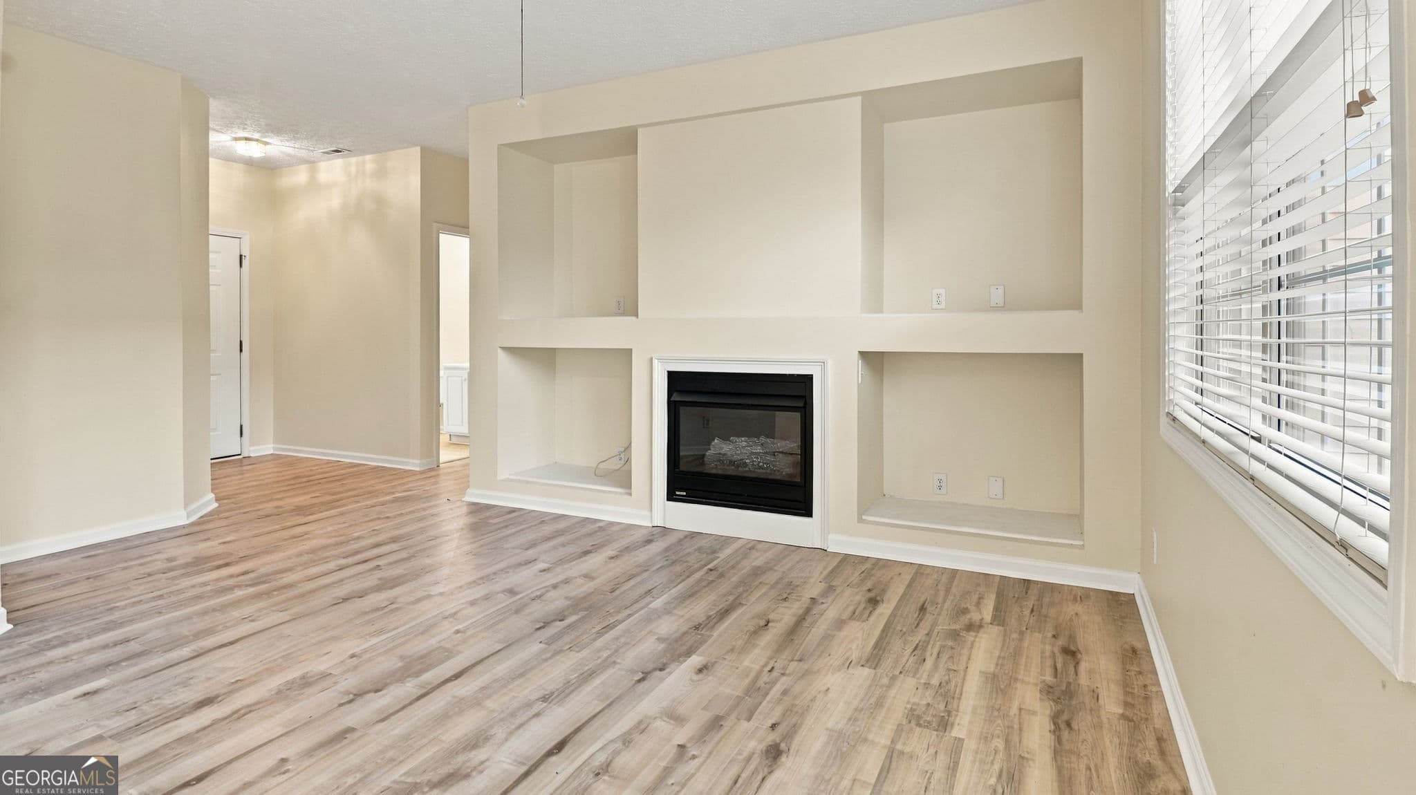 3 bedroom, 2 bathroom, 1,041 sq ft single family residence for sale at 682 Bedford Court, Woodstock, GA 30188 — photo 4