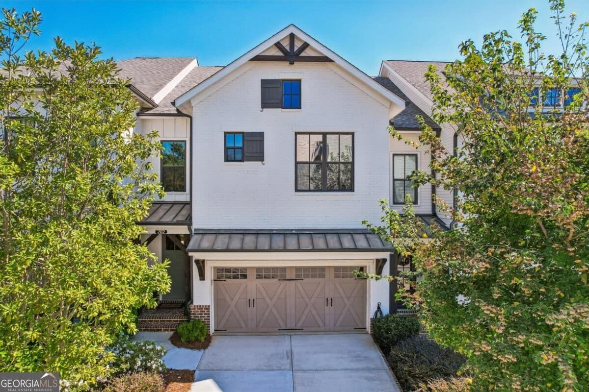 3 bedroom, 3.5 bathroom, 2,900 sq ft townhouse for sale at 202 Phillips Lane, Alpharetta, GA 30009 — photo 1 of 44