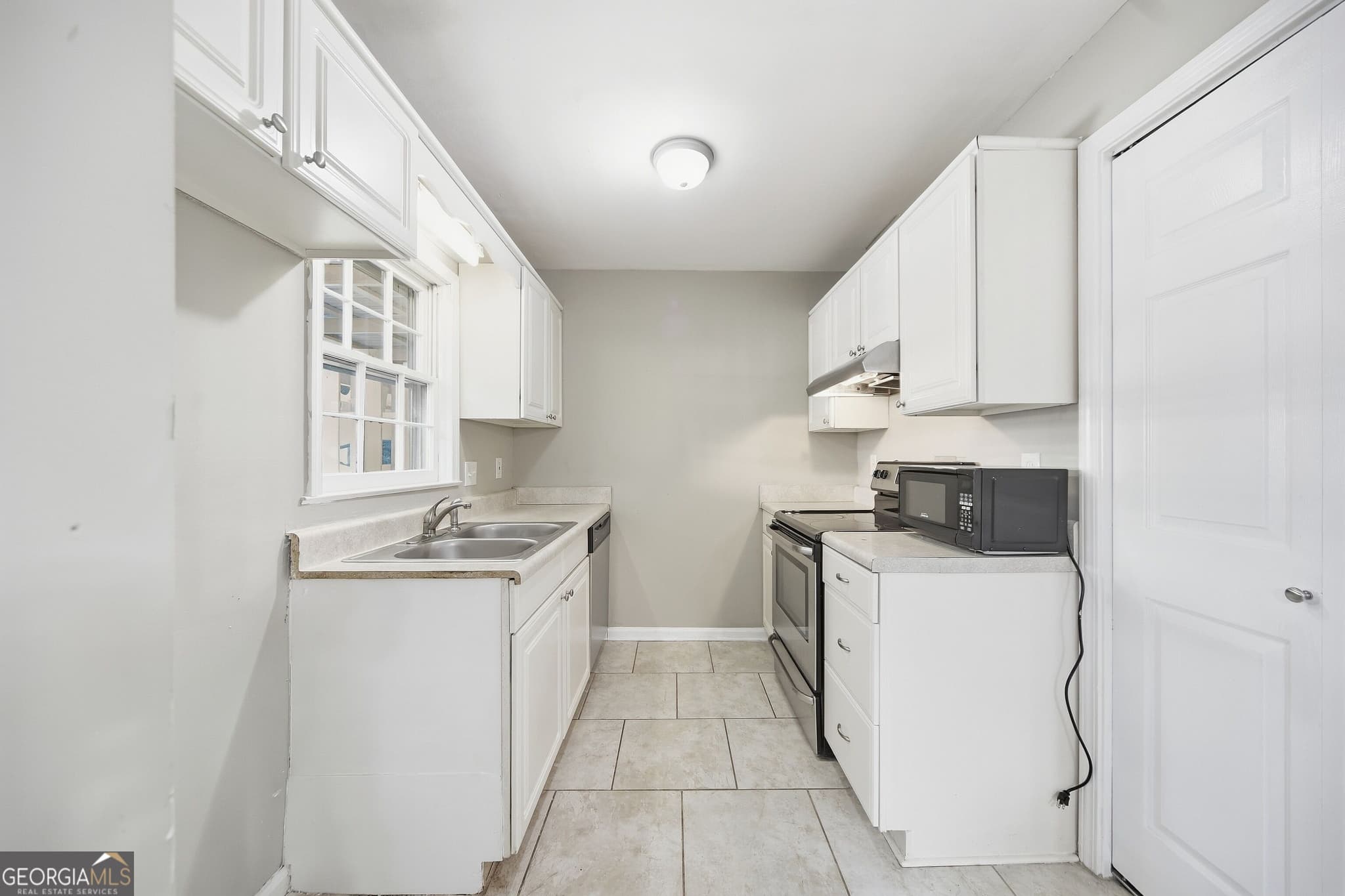 1 bedroom, 1.5 bathroom, 1,240 sq ft townhouse for sale at 992 Old Holcomb Bridge Road, Roswell, GA 30076 — photo 2