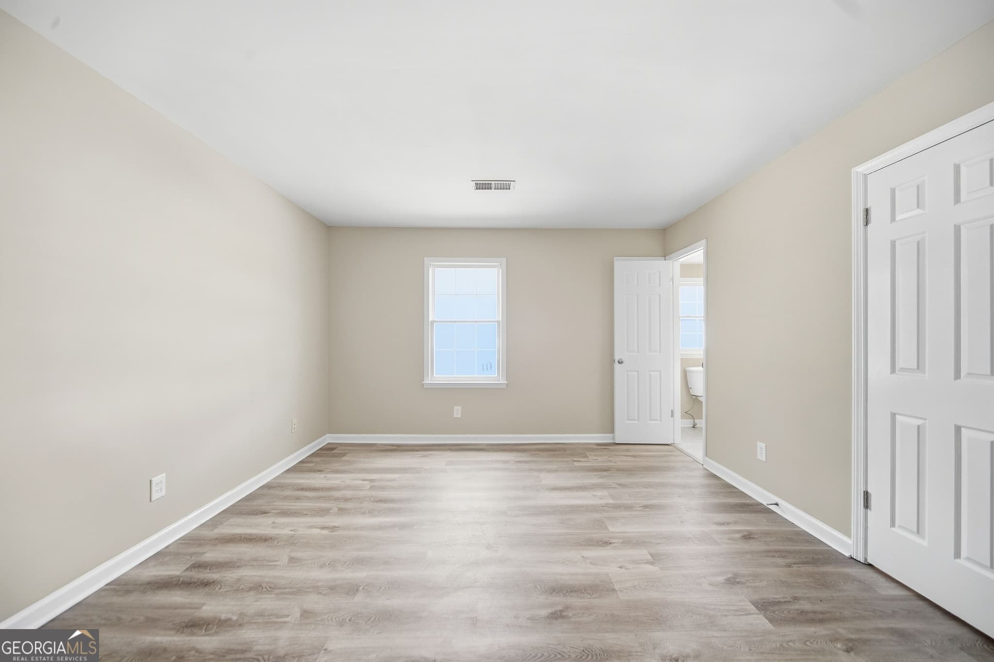 1 bedroom, 1.5 bathroom, 1,240 sq ft townhouse for sale at 992 Old Holcomb Bridge Road, Roswell, GA 30076 — photo 4