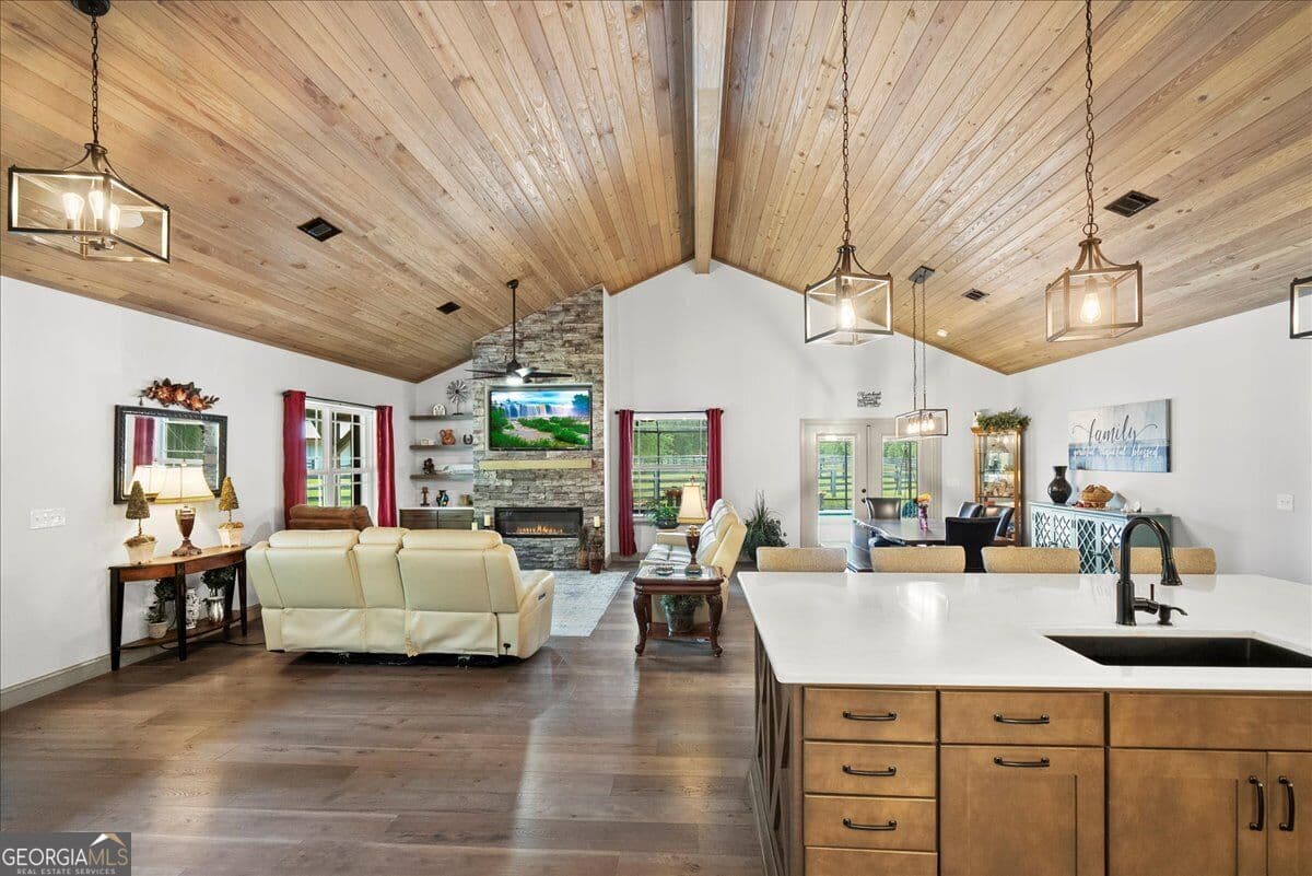 6 bedroom, 3 bathroom, 2,855 sq ft mixed use for sale at 1330 SR-110, Waynesville, GA 31566 — photo 7