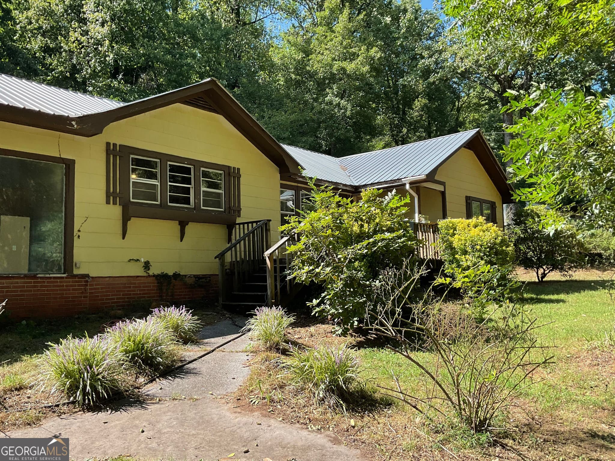3 bedroom, 2 bathroom, 1,816 sq ft single family residence for sale at 219 North Valley Street, Clayton, GA 30525 — photo 2
