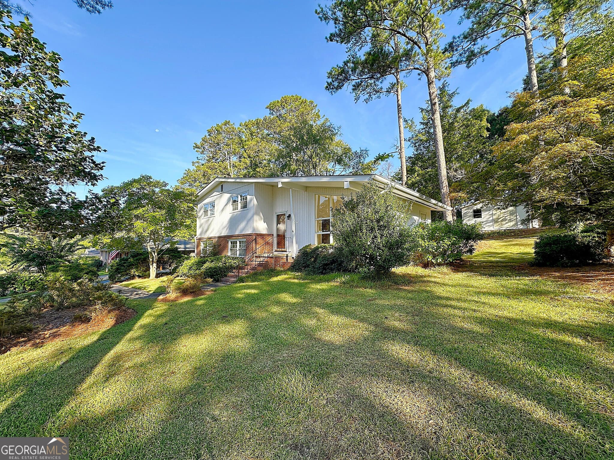 3 bedroom, 1.5 bathroom, 1,379 sq ft single family residence for sale at 136 S Chilton Crescent, Lagrange, GA 30240 — photo 3