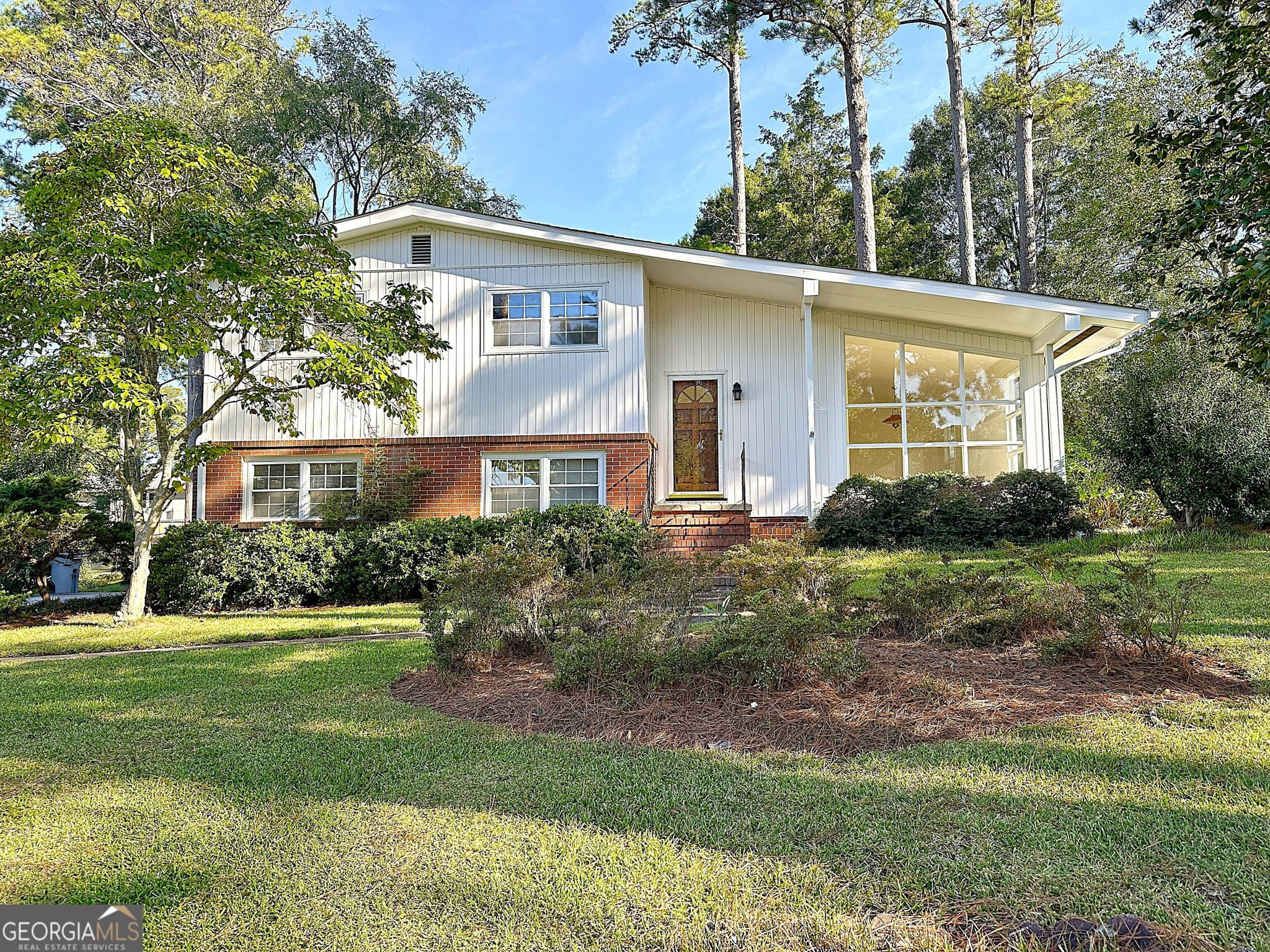 3 bedroom, 1.5 bathroom, 1,379 sq ft single family residence for sale at 136 S Chilton Crescent, Lagrange, GA 30240 — photo 1 of 28