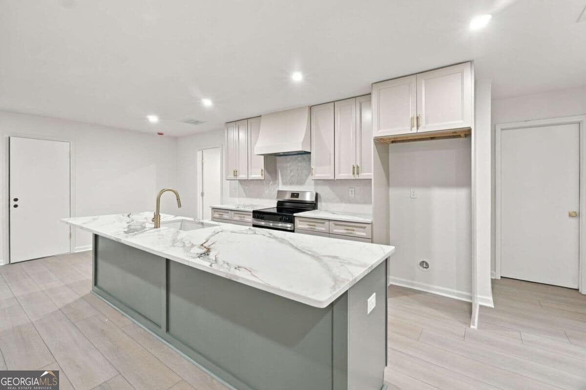 4 bedroom, 3 bathroom, 1,716 sq ft single family residence for sale at 645 Noell Way, Lilburn, GA 30047 — photo 6