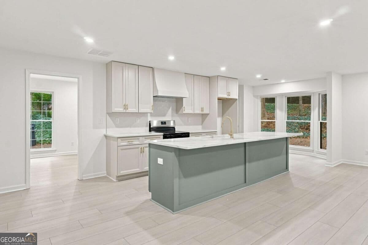 4 bedroom, 3 bathroom, 1,716 sq ft single family residence for sale at 645 Noell Way, Lilburn, GA 30047 — photo 4
