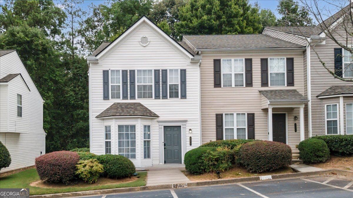 3 bedroom, 2.5 bathroom, 1,416 sq ft condominium for sale at 6577 Arbor Gate Drive 10, Mableton, GA 30126