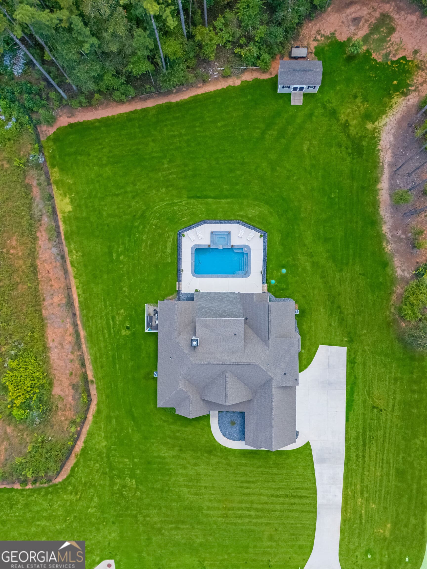5 bedroom, 5.5 bathroom, 3,690 sq ft single family residence for sale at 82 Riverstone Drive, Senoia, GA 30276 — photo 4