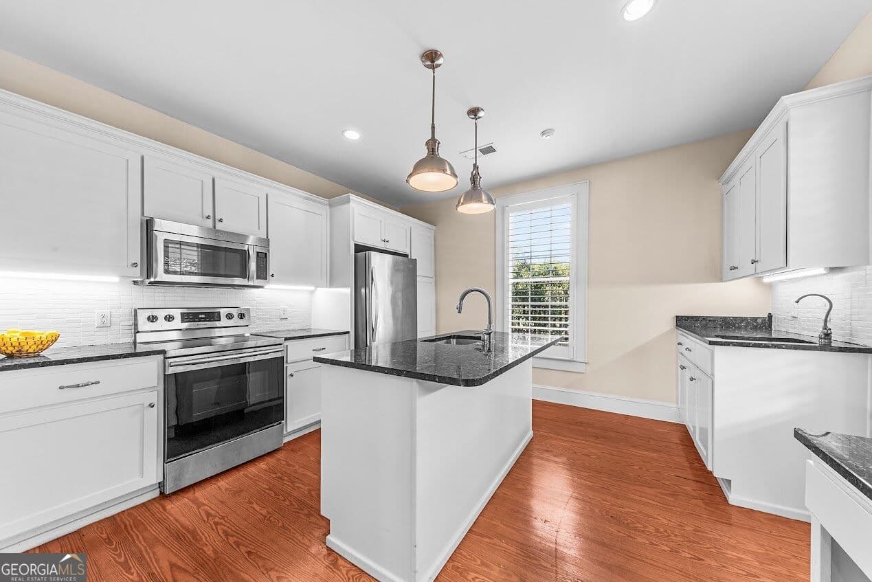 3 bedroom, 3 bathroom, 2,030 sq ft single family residence for sale at 238 E Jefferson Street, Madison, GA 30650 — photo 5