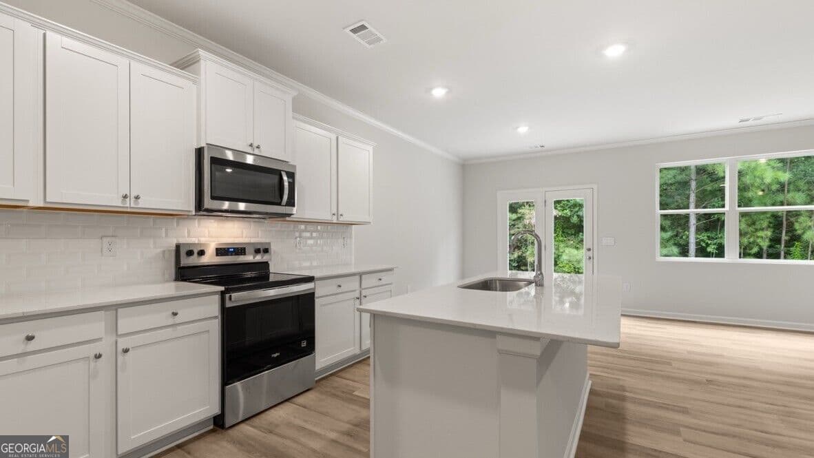 3 bedroom, 2.5 bathroom, 1,857 sq ft townhouse for sale at 6525 Parsons Street, Flowery Branch, GA 30542 — photo 6