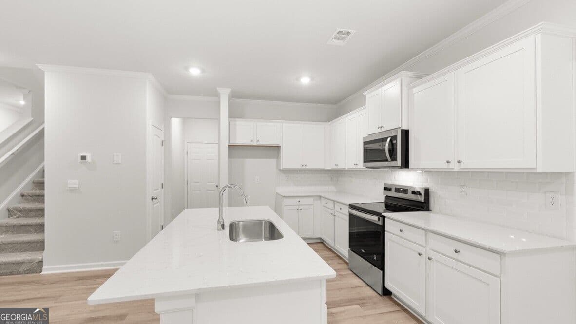 3 bedroom, 2.5 bathroom, 1,857 sq ft townhouse for sale at 6525 Parsons Street, Flowery Branch, GA 30542 — photo 7