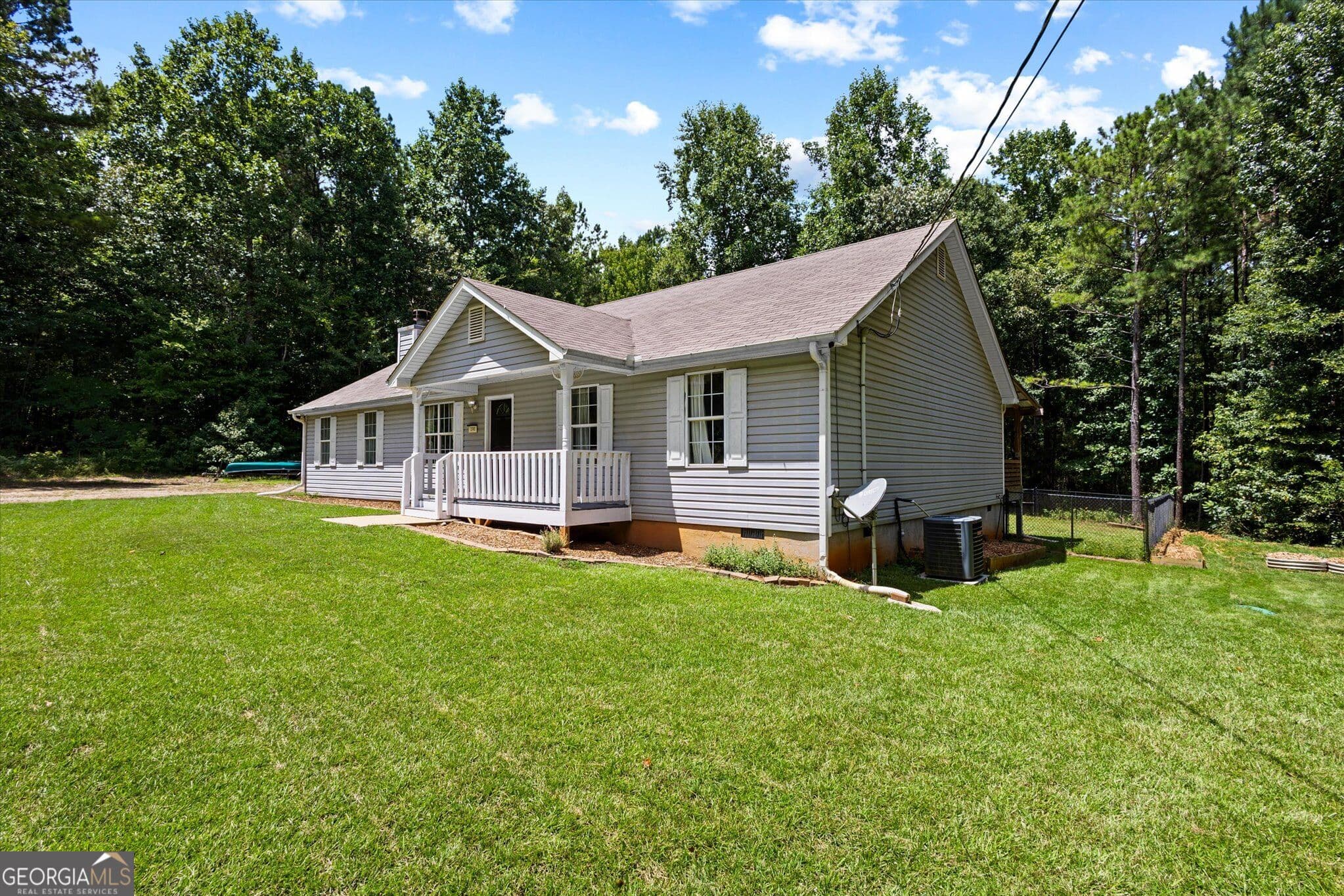 3 bedroom, 2 bathroom, 1,299 sq ft single family residence for sale at 190 Smoak Field Road, Griffin, GA 30223 — photo 4