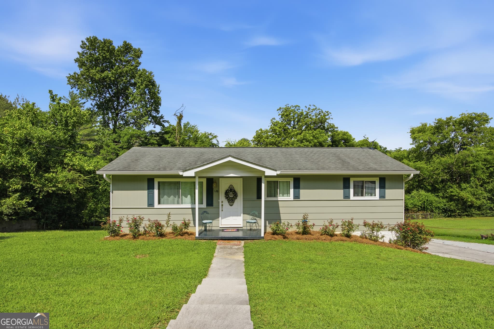 4 bedroom, 1.5 bathroom, 2,064 sq ft single family residence under contract at 128 Sioux Trail, Ringgold, GA 30736 — photo 2