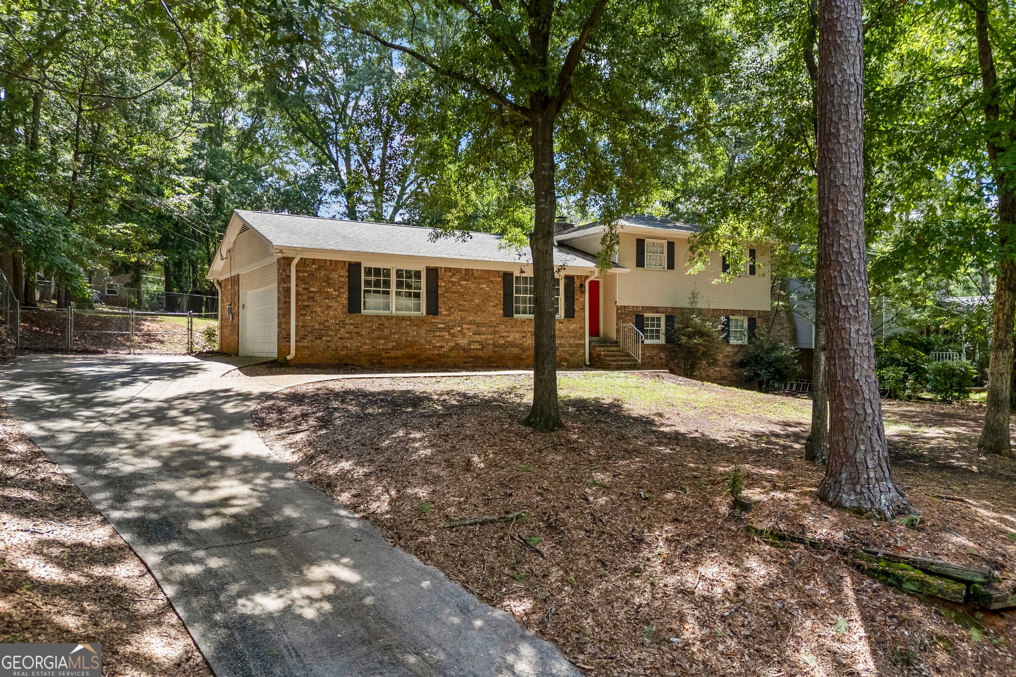 5 bedroom, 3 bathroom, 2,012 sq ft single family residence for rent at 527 University Circle, Athens, GA 30605 for $3,500 a month — photo 2