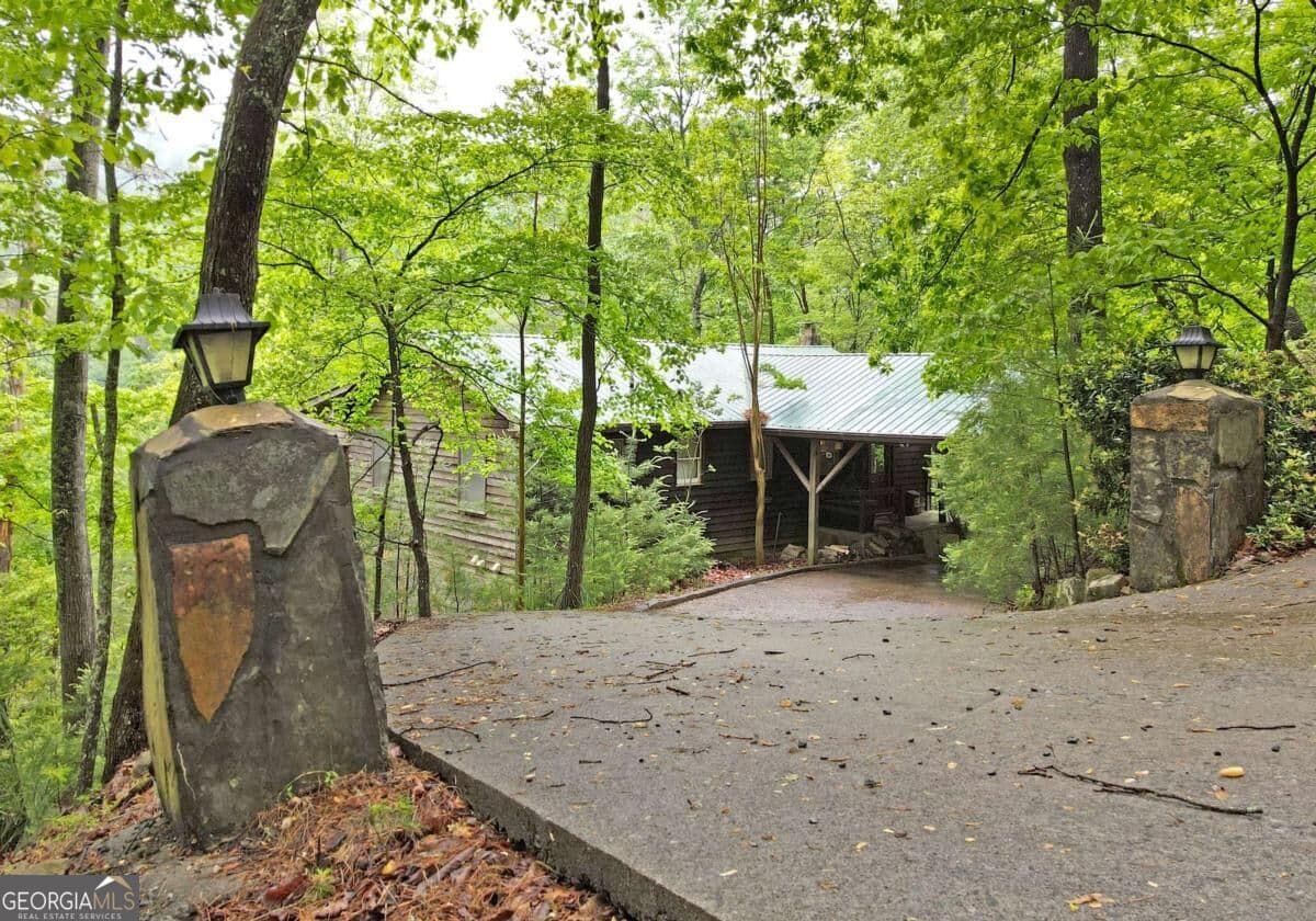 4 bedroom, 3 bathroom, 2,040 sq ft cabin,single family residence for sale at 66 Pine Ridge Court, Ellijay, GA 30536 — photo 7