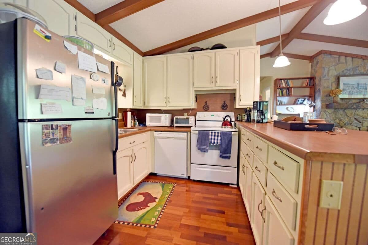 4 bedroom, 3 bathroom, 2,040 sq ft cabin,single family residence for sale at 66 Pine Ridge Court, Ellijay, GA 30536 — photo 8