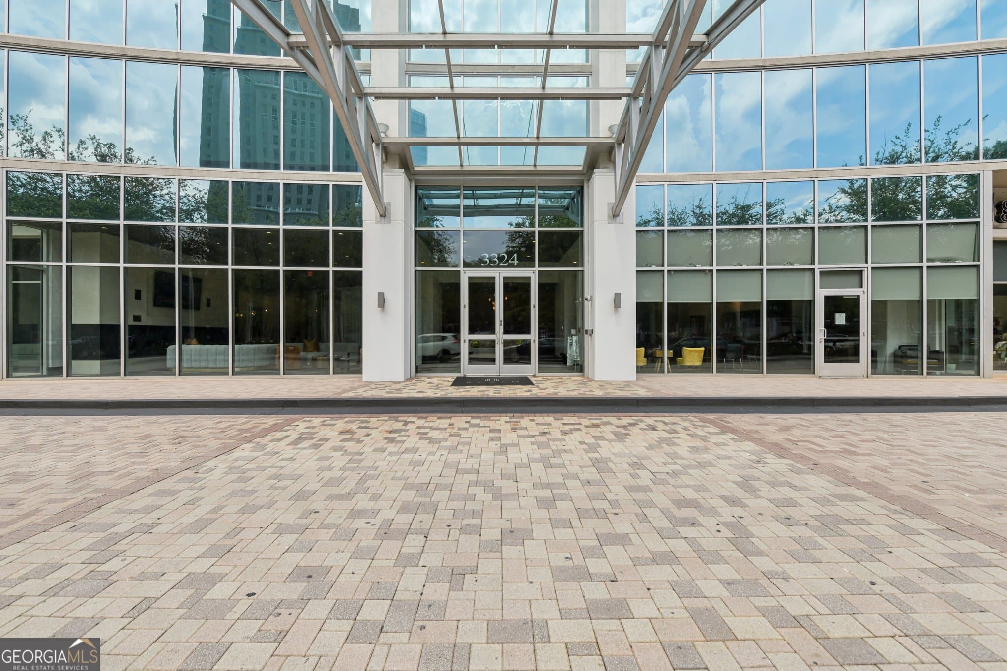 2 bedroom, 2 bathroom, 1,223 sq ft condominium for sale at 3324 Peachtree Road 1518, Atlanta, GA 30326 — photo 2