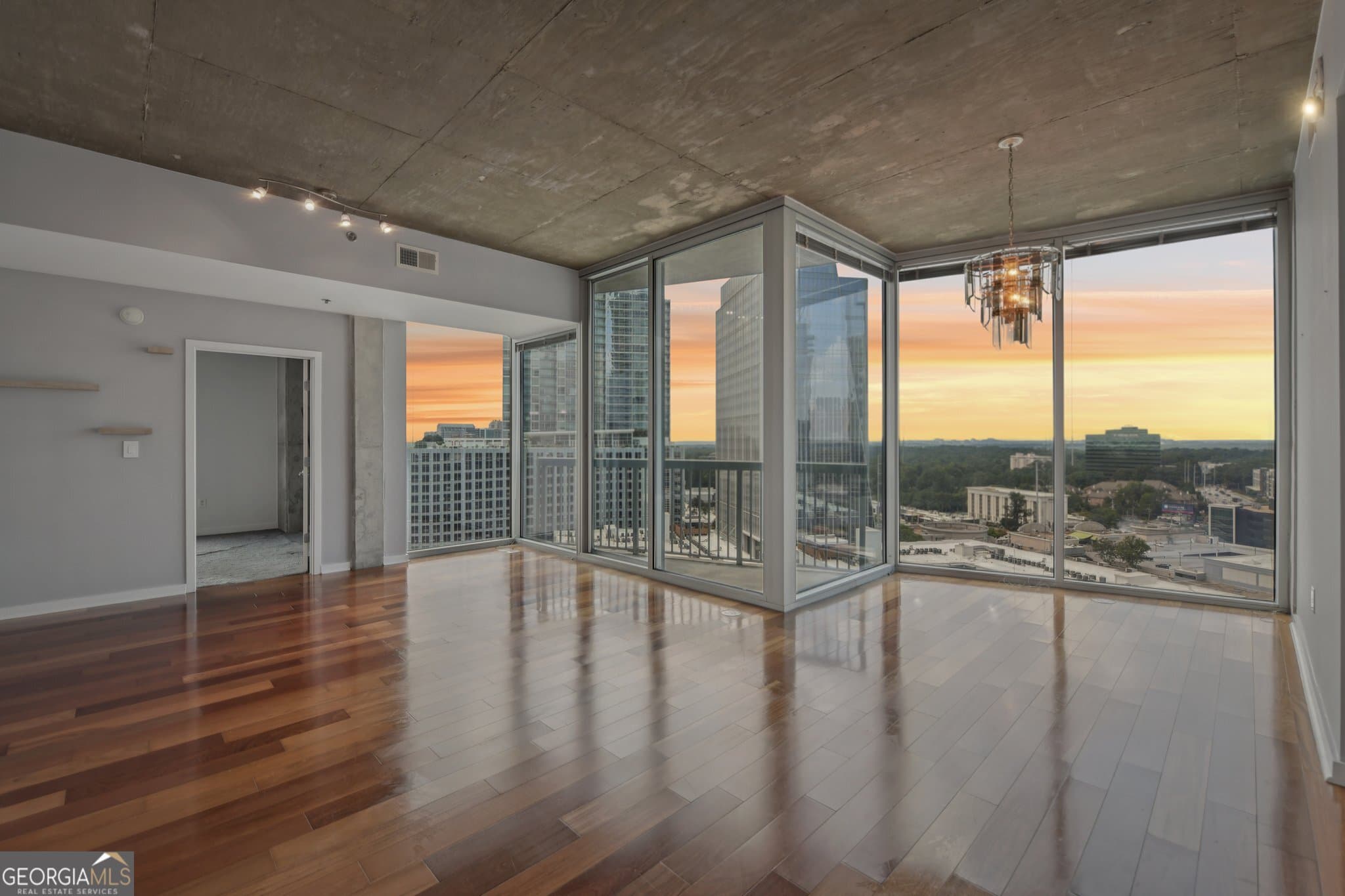 2 bedroom, 2 bathroom, 1,223 sq ft condominium for sale at 3324 Peachtree Road 1518, Atlanta, GA 30326 — photo 6