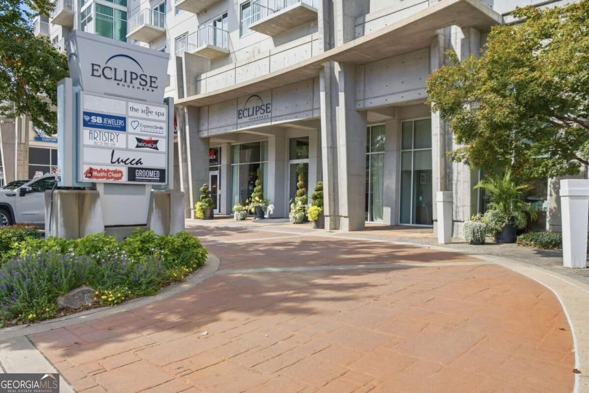 2 bedroom, 2 bathroom, 1,003 sq ft condominium for sale at 250 Pharr Road 1209, Atlanta, GA 30305 — photo 2