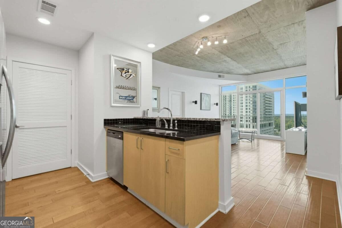 2 bedroom, 2 bathroom, 1,003 sq ft condominium for sale at 250 Pharr Road 1209, Atlanta, GA 30305 — photo 7