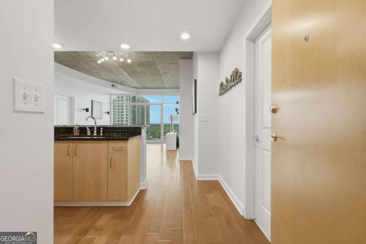 2 bedroom, 2 bathroom, 1,003 sq ft condominium for sale at 250 Pharr Road 1209, Atlanta, GA 30305 — photo 5