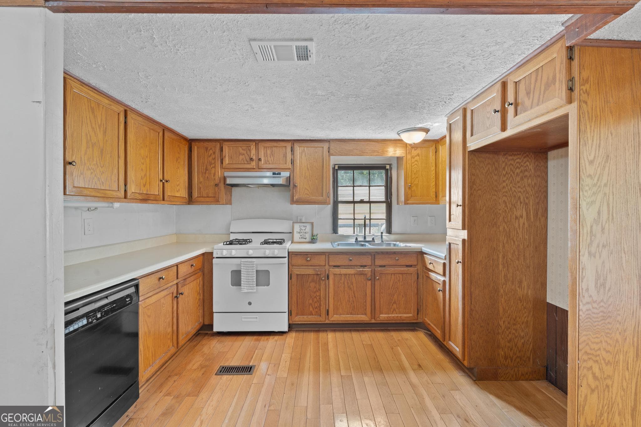 3 bedroom, 2 bathroom, 1,580 sq ft manufactured home,single family residence for sale at 176 Midland Street, Williamson, GA 30292 — photo 10