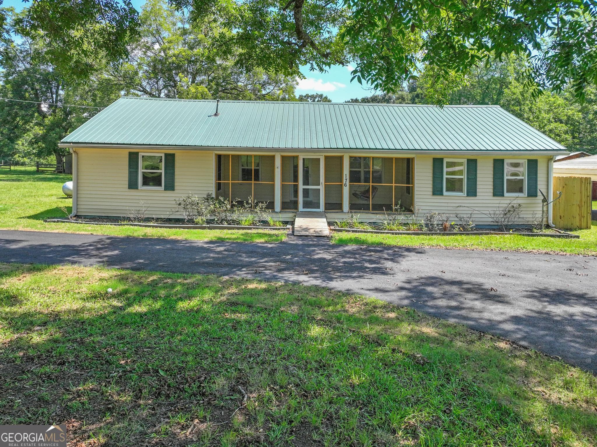 3 bedroom, 2 bathroom, 1,580 sq ft manufactured home,single family residence for sale at 176 Midland Street, Williamson, GA 30292 — photo 3
