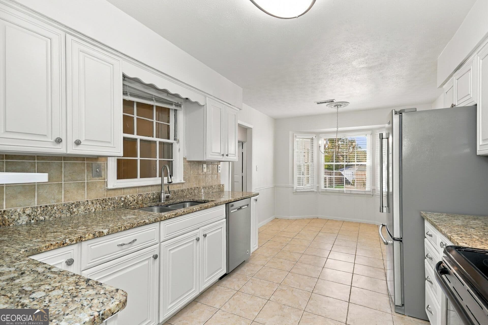 4 bedroom, 2.5 bathroom, 2,515 sq ft single family residence for sale at 4303 Castlewood Parkway, Columbus, GA 31907 — photo 7